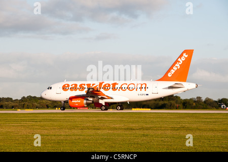 Un easyJet Airbus A319 sulla pista dell'aeroporto di Manchester Foto Stock