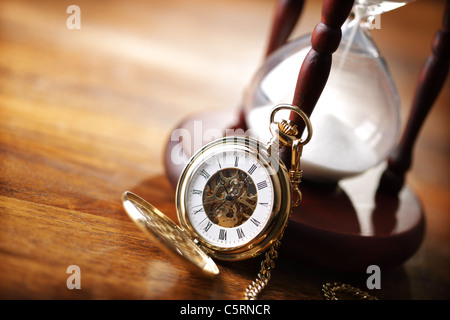 Oro orologio da tasca e Clessidra Foto Stock