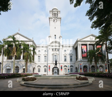 Statua di Sir Thomas Stamford Raffles Bingley, fondatore di Singapore, Imperatrice posto nella parte anteriore del Victoria Theatre, Singapore Foto Stock