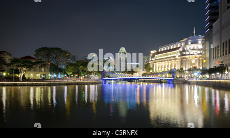 Boat Quay al Fiume Singapore di notte con Fullerton Hotel, Singapore, Sud-est asiatico, in Asia Foto Stock