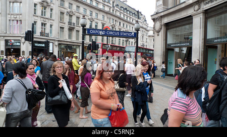 I pedoni a Oxford Circus Station Oxford Street con una vista verso il basso di Regent Street Londra Inghilterra KATHY DEWITT Foto Stock