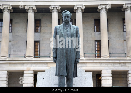 La statua di Edward Ward Carmack fuori dalla collina dell'edificio del campidoglio di Nashville, Tennessee, USA, prima di essere rovesciata durante le proteste. Foto Stock