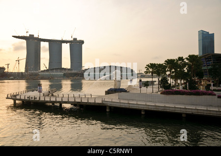 Il Parco Merlion con Merlion davanti alla nuova costruzione Marina Bay Sands, Singapore, Sud-est asiatico, in Asia Foto Stock