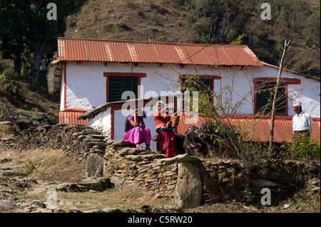 Famiglia di contadini con le loro vacche davanti alla loro casa, vicino a Pokhara, Regione Occidentale, Nepal Foto Stock
