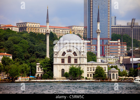 La moschea di Dolmabahce architettura barocca vista dalle parti dello stretto del Bosforo ad Istanbul in Turchia Foto Stock