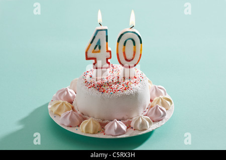Torta di compleanno con candele accese Foto Stock