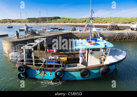 Quando la barca viene a casa - piccola barca da pesca ritorna al porto Beadnell, Northumberland Foto Stock