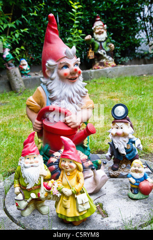 Gnomi da giardino godendo l'estate Foto stock - Alamy