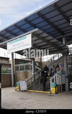 Greenwich, London, England, Regno Unito, Gran Bretagna. Docklands Light Railway (DLR) stazione di entrata Foto Stock