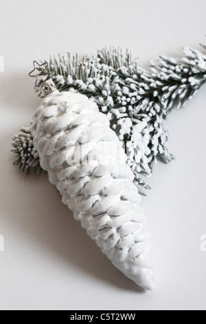 Decorazione per albero di Natale, fir cono e ramo di abete, close-up Foto Stock