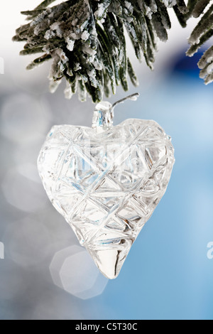 A forma di cuore ad albero di natale decorazione, sul ramo di abete close-up Foto Stock