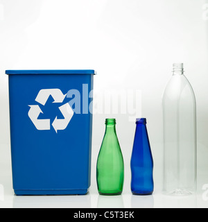 Il contenitore di riciclaggio e altri oggetti Foto Stock