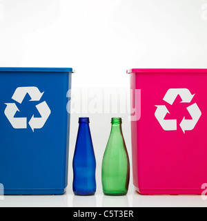 Il contenitore di riciclaggio e altri oggetti Foto Stock