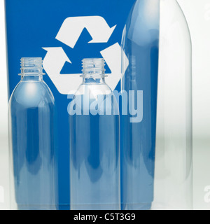 Il contenitore di riciclaggio e bottiglie di plastica Foto Stock