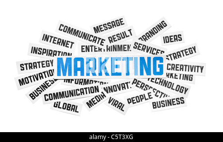 Tagliare dei pezzi di carta con il testo sul tema del marketing. Isolato su bianco. Foto Stock