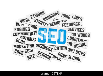 Tagliare dei pezzi di carta con il testo sul tema di SEO. Isolato su bianco. Foto Stock