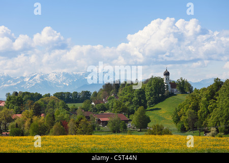 In Germania, in Baviera, Baviera, Muensing, Holzhausen, vista della campagna con le Alpi ed il monte Zugspitze Foto Stock
