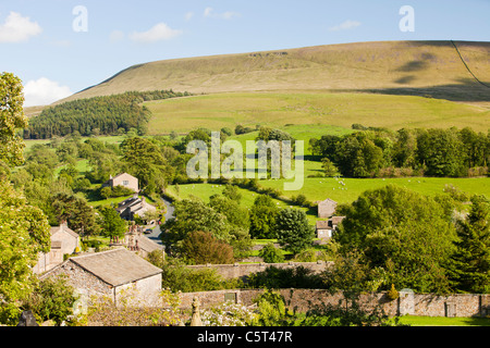 Il grazioso, borgo feudale di Downham, annidato sotto Pendle Hill nel Ribble Valley, Lancashire, Regno Unito Foto Stock