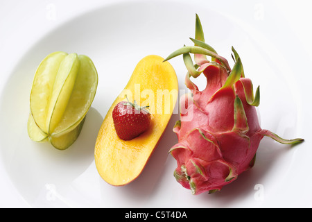 Dragon frutta, Mango, fragola e Star Fruit sulla piastra, close-up Foto Stock