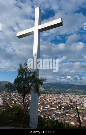 Un crocifisso sulla cima della collina di Apolonia che domina la città di Cajamarca Foto Stock