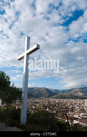 Un crocifisso sulla cima della collina di Apolonia che domina la città di Cajamarca Foto Stock