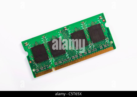 Close up di SO-DIMM di memoria RAM contro uno sfondo bianco Foto Stock