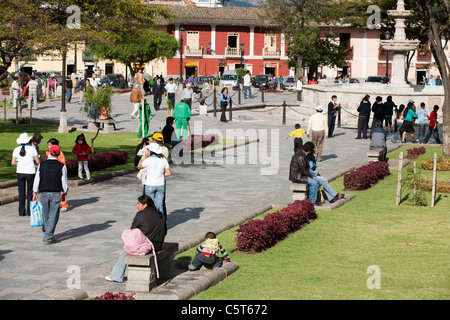 La gente seduta e camminare in e intorno alla Plaza de Armas a Cajamarca Foto Stock