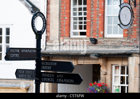 Segno direzionale a Burford high street. Cotswolds, Inghilterra Foto Stock