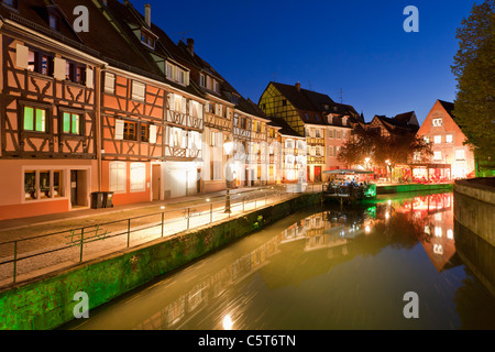 Francia Alsazia Colmar Krutenau Quai de la Poissonnerie. La Petite Venise quarti con ristorante vicino al fiume Lauch di notte Foto Stock