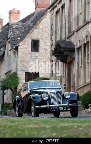 Annata 1955 MG TF 1500 auto parcheggiate al di fuori di case nella città medievale di Burford . Cotswolds, Inghilterra Foto Stock