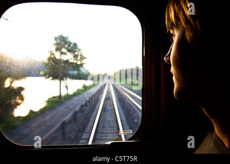 Il passeggero guardando fuori dalla finestra posteriore di un treno Amtrak nello Stato di New York, Stati Uniti d'America Foto Stock