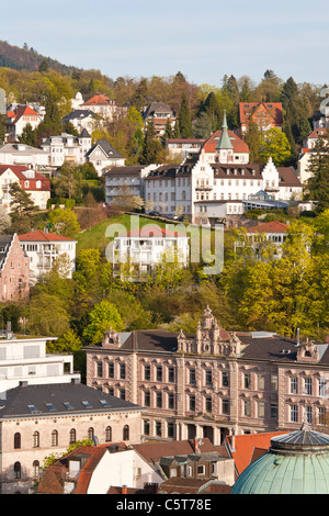 Germania, Baden-Württemberg, Baden-Baden, Foresta Nera, vista di palazzi e case a cityscape Foto Stock