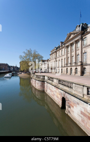 Francia, Alsazia, Strasburgo, vista di Chateau des Rohan edificio con l'ill fiume Foto Stock