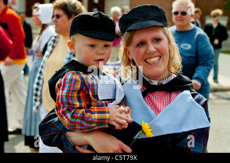 Olandese di madre e bambino in abiti etnici in Olanda, Michigan, Stati Uniti d'America. Foto Stock