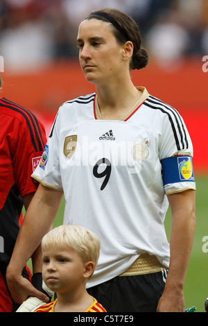 Germania team capitano Birgit Prinz supporti durante le presentazioni del team prima di un 2011 FIFA Coppa del Mondo Femminile match contro la Nigeria Foto Stock