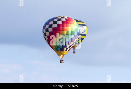 Due i palloni ad aria calda fluttuante nel cielo blu. Foto Stock