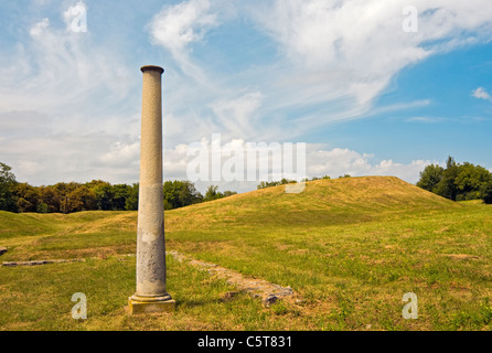 Colonna Romana di Nemesis Tempio rovinato e Anfiteatro Romano (Scarbantia Parco Archeologico), Bécsi domb, Sopron, Ungheria Foto Stock