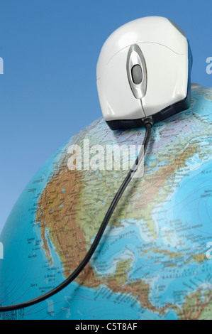 Il mouse del computer sul globo mondo Foto Stock