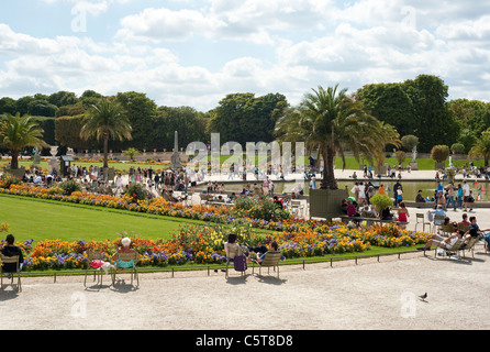 Parigi, Francia - Agosto 2011 - Persone godendo di estate nel Jardin du Luxembourg. Foto Stock