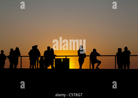 Silhouette al tramonto a Cannon Beach Oregon USA Foto Stock