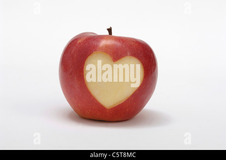 Apple con cuore intagliato, close up Foto Stock