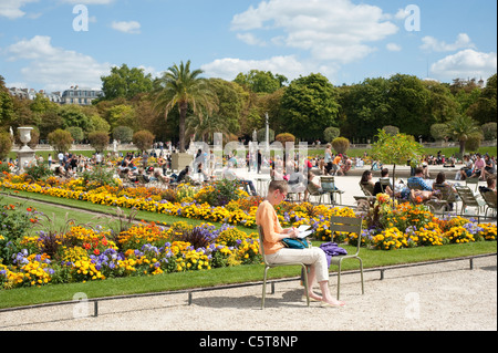 Parigi, Francia - Agosto 2011 - Persone godendo di estate nel Jardin du Luxembourg. Foto Stock