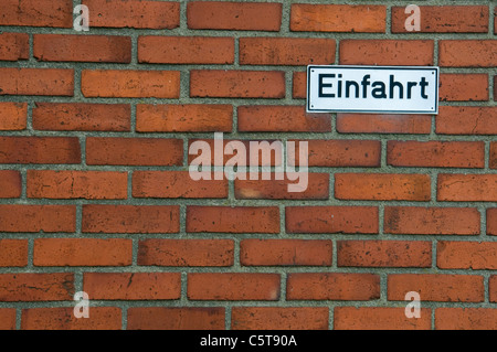 Segno di ingresso su un muro di mattoni, close-up Foto Stock