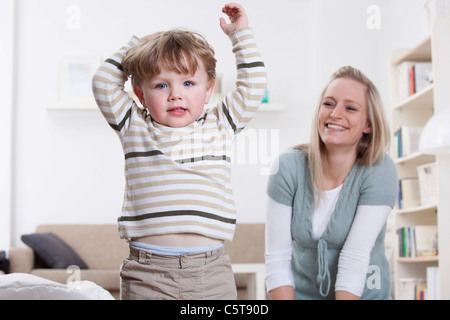 In Germania, in Baviera, Monaco di Baviera, madre e figlio giocare in casa Foto Stock