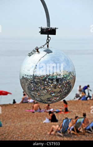 Grande argento riflettente la sfera pendente da un bar vicino la spiaggia di Brighton sul lungomare REGNO UNITO Foto Stock
