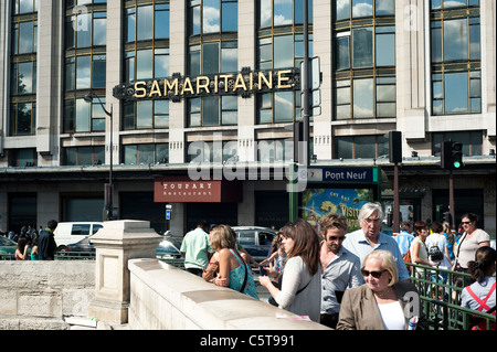 Parigi, Francia - Metro Pont Neuf e Samaritaine store. Foto Stock