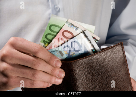 Persona a contare le banconote in euro, close-up Foto Stock