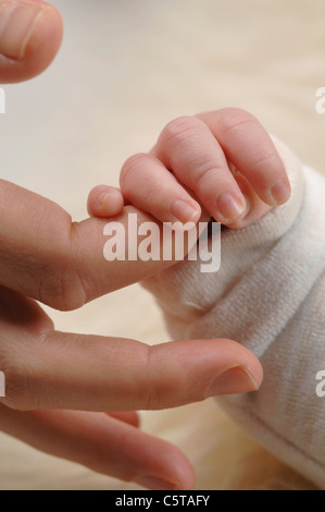 In Germania, in Baviera, Monaco di Baviera, baby boy (3 settimane) tenendo il dito, close up Foto Stock