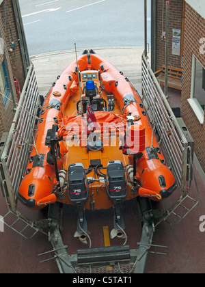 Redcar RNLI inshore scialuppa di salvataggio di tipo IB1 denominata Jacky Hunsley nella stazione di salvataggio Foto Stock