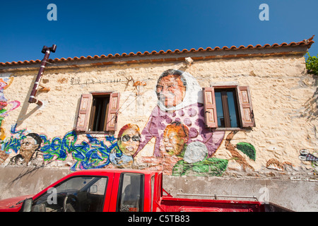 Grafitti art su una casa di Skala Eresou su Lesbo, Grecia. Foto Stock